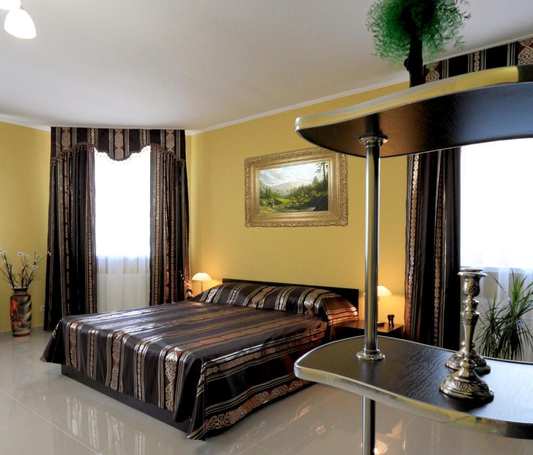 Maxima Hotel Kamjanets-Podilsky Kamer foto